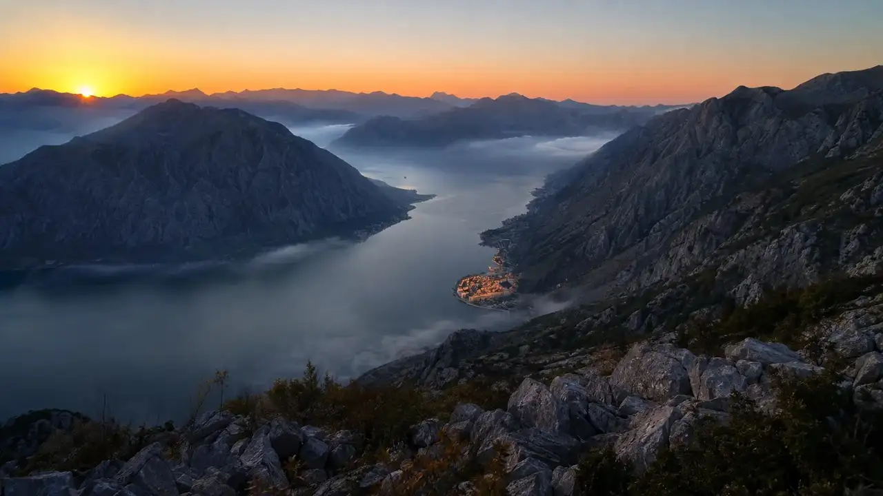 Ranní světlo nad Bokou Kotorskou z vyhlídky nad zálivem